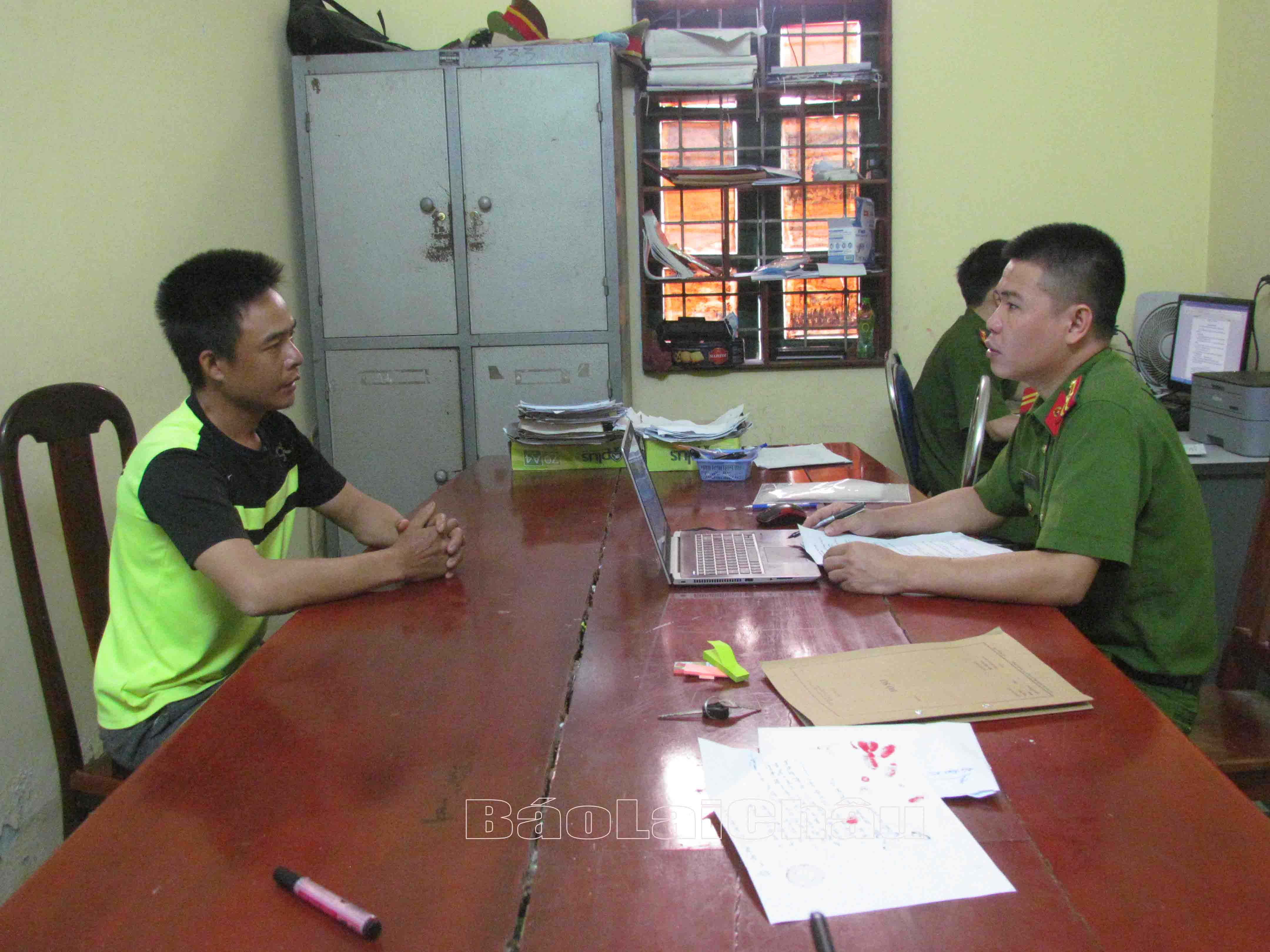 Lực lượng Công an huyện Phong Thổ lấy lời khai của đối tượng Pờ Văn Thuận.